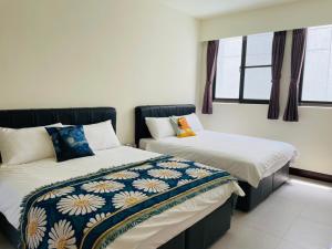 Postel nebo postele na pokoji v ubytování 十二籃民宿