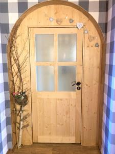 a wooden door with a window in a room at Antjes kleines Nest in Tröstau