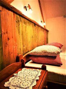 een slaapkamer met 2 kussens op een bed en een tafel bij Penzión Pod orechom in Turčianske Teplice