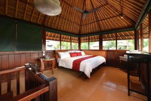 Postel nebo postele na pokoji v ubytování Bebek Cottages Sanur + 37 fotografií
