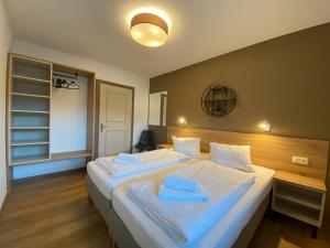 Łóżko lub łóżka w pokoju w obiekcie Alm Appartements ZellamSee