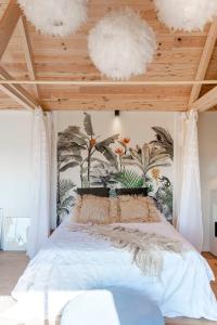 1 dormitorio con 1 cama con techo de madera en Dream house Esveld en Terschuur