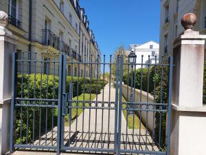 żelazną bramę przed niektórymi budynkami w obiekcie studio tout confort près de Disney w mieście Serris