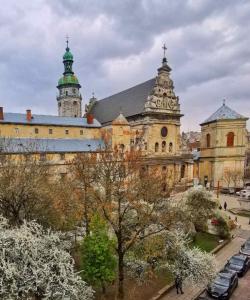 um grande edifício com carros estacionados em frente em The heart of Lviv em Lviv