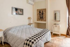 Postel nebo postele na pokoji v ubytování Rome right in the ancient historical center two bedrooms two bath, Up to 6 pax