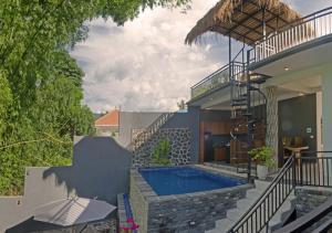 una casa con piscina en el patio trasero en Villa Manayasa, en Lovina