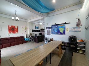 a living room with a wooden table and a couch at 綠島山仔腳民宿 Ludao B&B in Green Island