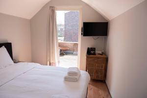 Postel nebo postele na pokoji v ubytování HOLT Hotel