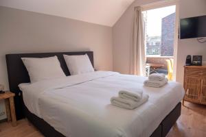 Postel nebo postele na pokoji v ubytování HOLT Hotel