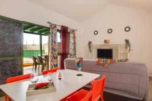salon ze stołem i kanapą w obiekcie 8145a - Bonito Bungalow Costa Calma w mieście Costa Calma