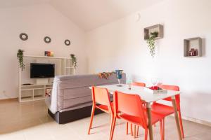 salon ze stołem, krzesłami i kanapą w obiekcie 8145a - Bonito Bungalow Costa Calma w mieście Costa Calma