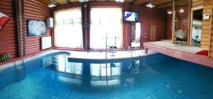 una piscina en una casa con una ventana grande en Luxury apartments with pool and sauna in the Villa, en Chernivtsi
