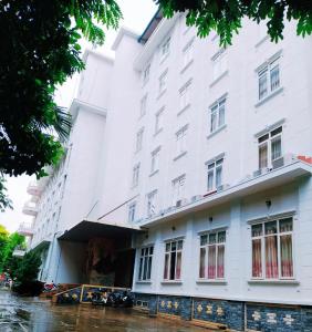 un gran edificio blanco en una calle inundada en Yen Nhi Hotel Ninh Binh, en Ninh Binh