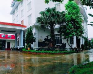 una calle empapada de lluvia frente a un edificio en Yen Nhi Hotel Ninh Binh, en Ninh Binh