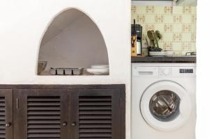 een keuken met een wastafel en een wasmachine bij Cala Serena Beach 5 in Felanitx