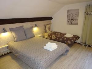 a small bedroom with a bed and a couch at Les Sapins in Bussang