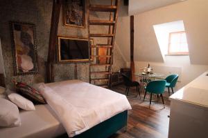 バンスカー・シュチャヴニツァにあるMadam s Boaのベッドルーム1室(ベッド1台、テーブル、椅子付)
