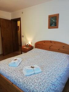 a bedroom with a bed with two towels on it at Cesa de Conesel in Colle Santa Lucia