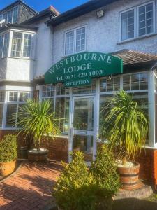 un edificio con un cartel para una tienda de muebles en Westbourne Lodge en Birmingham