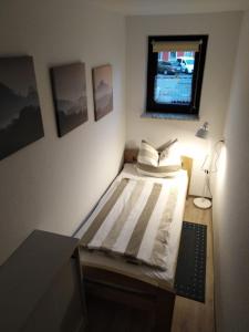 Llit o llits en una habitació de Ferienwohnung am Marktplatz