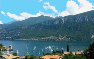 vista su un porto con barche in acqua di Casakatty a Bellagio