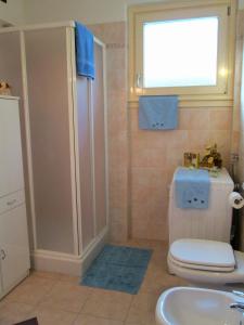 La salle de bains est pourvue de toilettes, d'un lavabo et d'une fenêtre. dans l'établissement Casakatty, à Bellagio