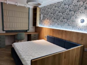 a bedroom with a bed and a desk and a projector at Apartment on Bohdana Havrylyshyna in Kyiv