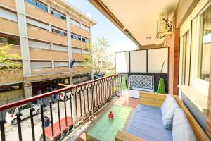 - Balcón de un edificio con sofá en Ostia Holiday Al 138, en Lido di Ostia