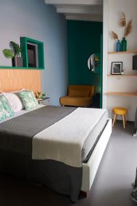 sypialnia z łóżkiem i zieloną ścianą w obiekcie Curù w mieście Castellammare del Golfo