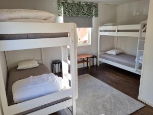 Postel nebo postele na pokoji v ubytování Marsbäcken Hostel