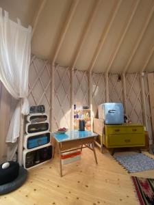 Black Yurt Chromiec في Stara Kamienica: غرفة مع طاولة في خيمة