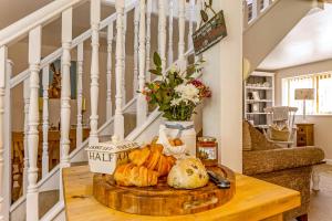een tafel met brood en pompoenen in de woonkamer bij Bridge Farm Holiday Cottages in Cow Honeybourne