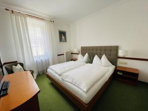 Postel nebo postele na pokoji v ubytování Gasthof Post St. Martin am Tgb. + 28 fotografií