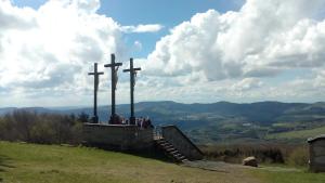 un grupo de personas de pie frente a tres cruces en Appartement Rhönzimmer, en Findlos 2 fotos más