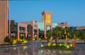 Al Mashreq Boutique Hotel في الرياض: مبنى فيه برج ساعه في مدينه