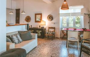 ein Wohnzimmer mit einem Sofa und einem Tisch in der Unterkunft la pennichella in Castellabate