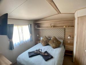 Un dormitorio con una cama con zapatos. en The Grockles Retreat en Dawlish