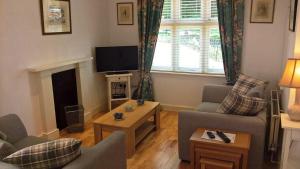 Μια τηλεόραση ή/και κέντρο ψυχαγωγίας στο Old School Apartment 2 Ground Floor