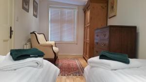 Ένα ή περισσότερα κρεβάτια σε δωμάτιο στο Old School Apartment 2 Ground Floor