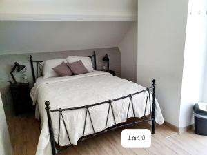 Postel nebo postele na pokoji v ubytování Les étangs du Thioux GUEST HOUSE