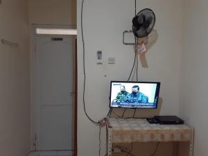 Televízia a/alebo spoločenská miestnosť v ubytovaní Kost Carmelia Syariah Baranangsiang Bogor