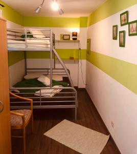 Двухъярусная кровать или двухъярусные кровати в номере Villa du Lac de Coo