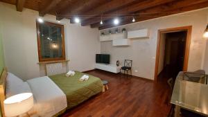 um quarto com uma cama e uma televisão em Marconi Rooms – Porta Leoni em Verona