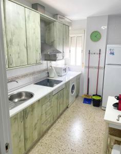 Kuchyň nebo kuchyňský kout v ubytování Azvalia - Valparaíso beach apartment - Piscina y parking gratis