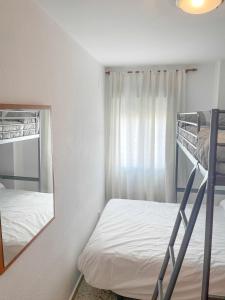 Uma ou mais camas em beliche num quarto em Azvalia - Valparaíso beach apartment - Piscina y parking gratis