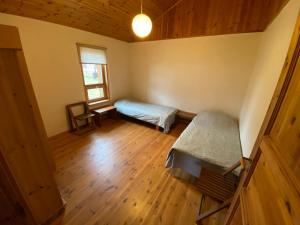 Zimmer mit 2 Betten, einem Schreibtisch und einem Fenster in der Unterkunft Kasteheina kodu in Voka