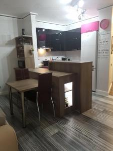 Virtuvė arba virtuvėlė apgyvendinimo įstaigoje Central luxury apartment in Platinia Residence