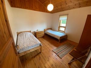 
a small bedroom with a bed and a desk at Kasteheina kodu in Voka
