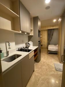 雅加達的住宿－Studio Apartment - Gold Coast PIK, Jakarta Utara，厨房配有水槽和台面