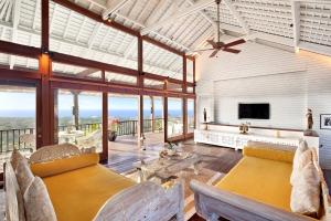 Hidden Hills Villas - Small Luxury Hotels of The World的电视和/或娱乐中心